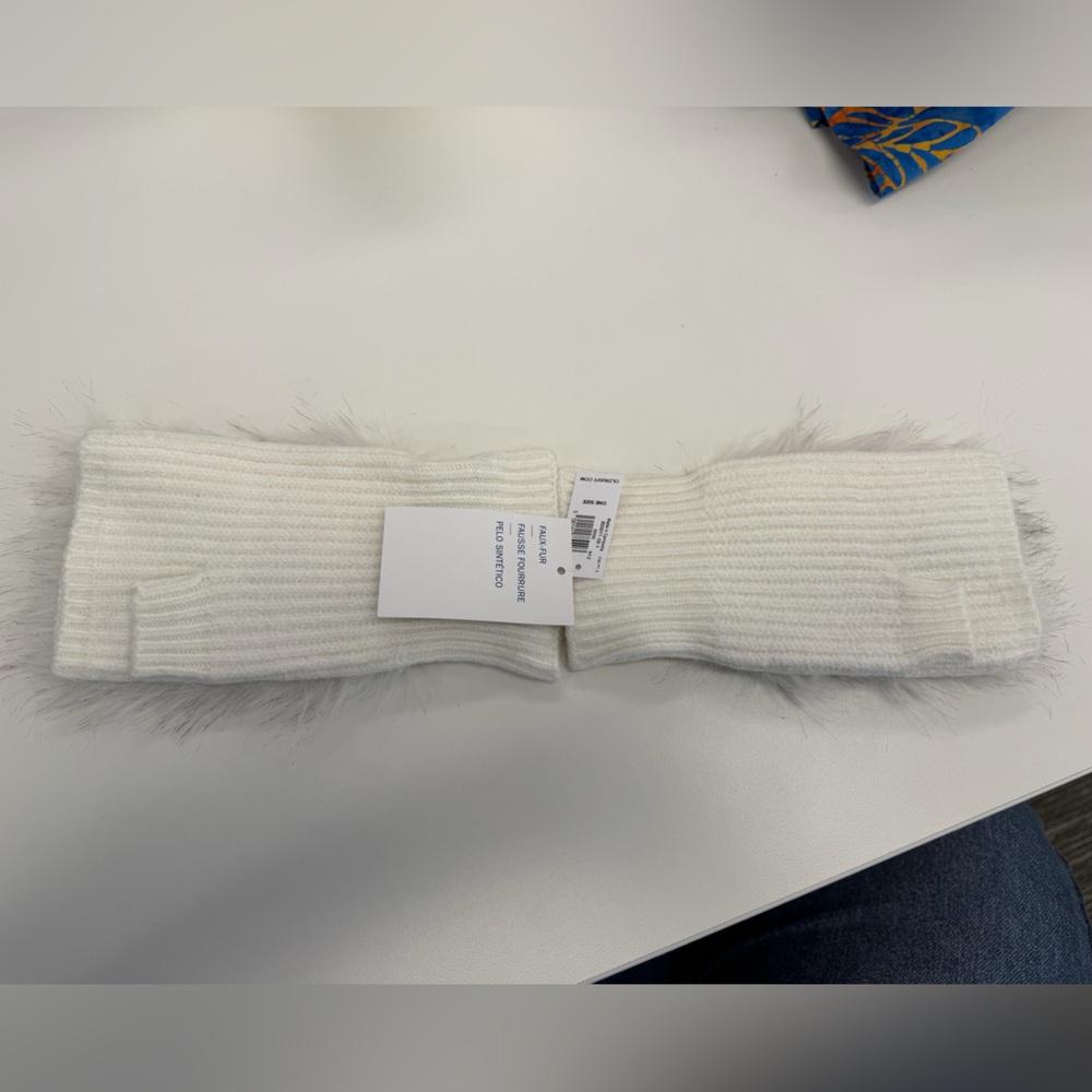 Old Navy Faux-Fur Fingerless Gloves for Women - Picture 4 of 5